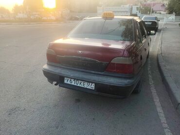 диск на некси: Красный седан Daewoo Nexia, подходящий для различных повседневных