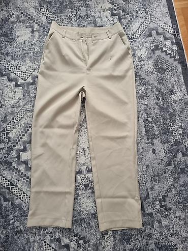 Ostale pantalone: Bež chino pantalone – klasičan kroj - Boja: bež/peskano - Model — 1