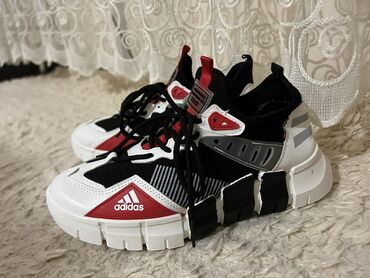 обувь 44: Кроссовки Оригинал Adidas Новые 🆕 Заказывали с Дубая размер 43-44