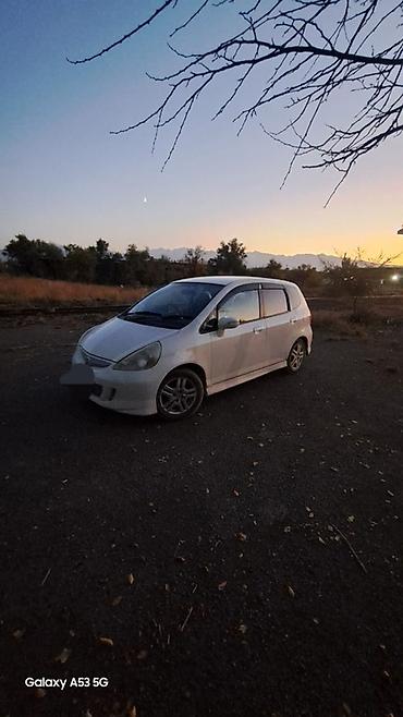 mazda 323 2003: Honda Fit: 2004 г., 1.3 л, Вариатор, Бензин, Хэтчбэк — 4
