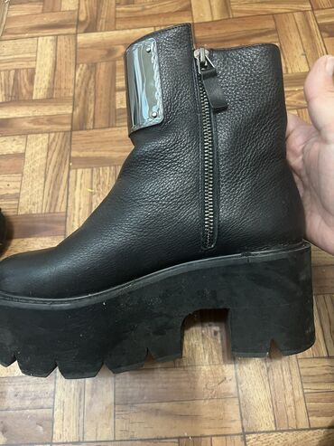 берцы зимние мужские: Продаю почти новые зимние ботинки на меху на устойчивом каблуке