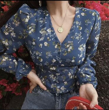 женские рубашки блузки: Блузка, В цветочек, Укороченная модель