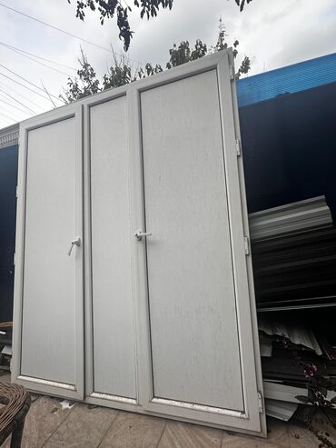 qaplar taxda: PVC/alüminium üçtəkçəkli qapı bloku - Rəng: ağ - Quruluş: yan-yana 3