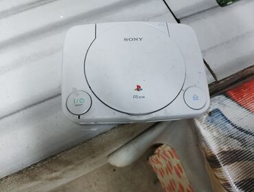 PS2 & PS1 (Sony PlayStation 2 & 1): Ağ rəngdə, kompakt dizaynlı Sony PlayStation One oyun konsolu. Bu