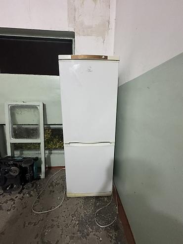 Холодильник Indesit, двухкамерный, белый цвет. - Классическая