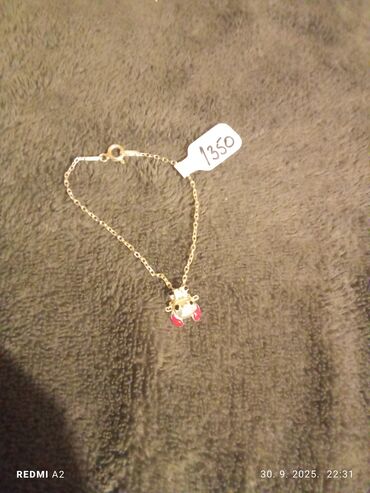 Prstenje: Srebrne minđuše sa kukicom i privjeskom u obliku suze. Centralni deo na lalafo.rs — 25 Prstenje: Srebrne minđuše sa kukicom i privjeskom u obliku suze. Centralni deo — 25