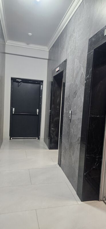 Kommersiya daşınmaz əmlakının satışı: Xüsusiyyətlər: - Kompleksin əsas girişinə yaxın, vitrinalı ön fasad və — 6