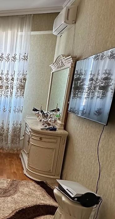 lambirin panel: Klassik üslubda bədii oyma detallarına sahib 2 tumba və güzgülü komod — 4