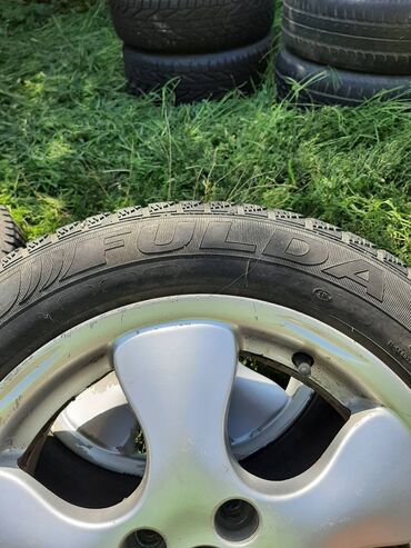 Gume i felne: 4 komada alu felne r15, sa 2 skoro nove i 2 polovne zimske gume. Na — 3