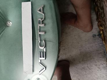 opel difuzer: Avtomobil üçün “VECTRA” yazılı xrom emblem. Model adı şəklində — 1