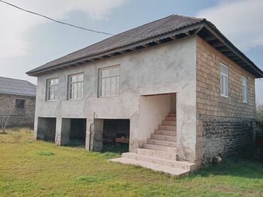 Həyət evləri və villaların satışı: Satılır: həyət evi - Tip: 1 mərtəbə (yüksək kürsülü), daş divarlar — 2