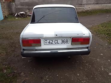 VAZ (LADA): VAZ 2107, ağ rəng, sedan kuzov. Xarici görünüş: - Klassik 2107 — 2