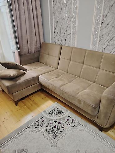 divan ortuk: Künc divanı – yumşaq süet toxumalı, bej-qəhvəyi rəng palitrası - — 1