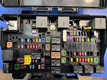 çen: Mopar/Chrysler ön kapot altı sığorta və rele qutusu (TIPM/Power — 3