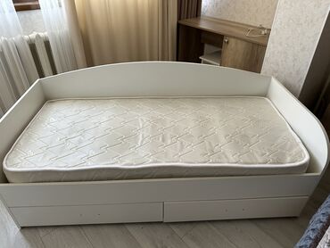 двух этажная кровать: Односпальная кровать, Б/у