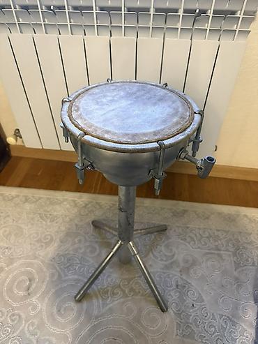 Zərb alətləri: Metal gövdəli nağara (darbuka tipli) və dayaq tripodu - — 1