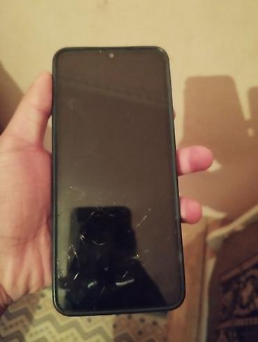 Smartfon - Böyük tam ekranlı ön panel, yuxarıda mərkəzdə ön kamera