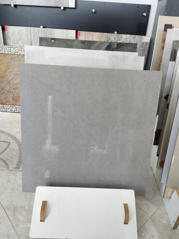 kafel metlax hamam ucun: Böyük ölçülü keramika/plastika plitə nümunəsi - Rəng: açıq-boz