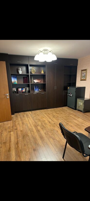 Ofislər: Ofis sahəsi – şüşə arakəsməli, geniş vestibül və iş otaqları - İşə — 5