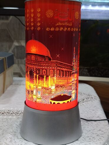 qırmızı lampa: Qüds şəhərinin təsviri olan, silindrik formalı, qırmızı rəngdə lampa