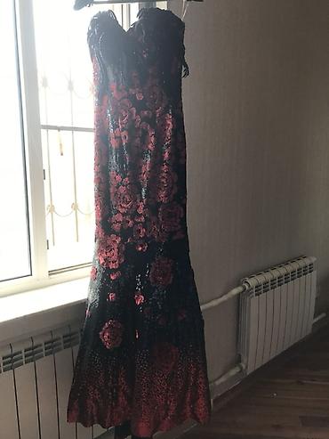 mirvari muncuqlar: Qırmızı güllü payetli gecə libası - Model: çiyinləri açıq, strapless — 4