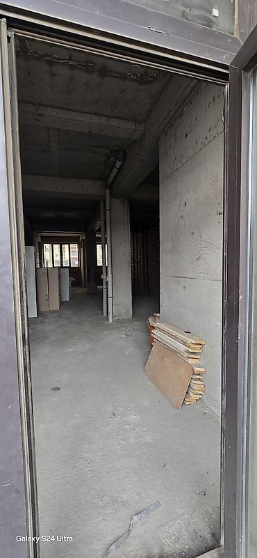 Продажа помещений свободного назначения: Сдаеться коммерческое помещение в жилом доме . 270кв. В районе — 3