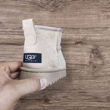 Ugg čizme: Ugg dečije čizmice crne krem kamel NOVO Novo Brojevi 35 do 36 fb — 6