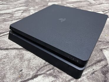 PS4 (Sony PlayStation 4): Продаю Sony PlayStation 4 Slim на 500гб 4 игр, UFC 4, Mortal Combat