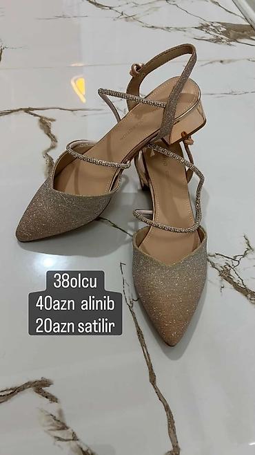 ayaqab: Zərif qadın ayaqqabısı – parıltılı qızılı-bej rəngdə, sivri burunlu — 1