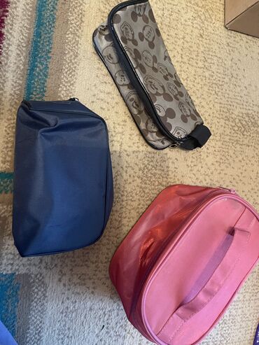 маленькая спортивная сумка: Все 3 косметички большого, среднего и маленького размера Все бу но в