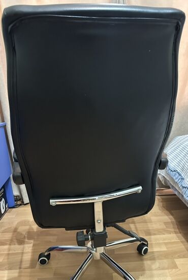 кресло кожаное офисное: Офис креслолор, Колдонулган, Дөңгөлөктүү, түсү - Кара, Экокожа, Өзү алып кетүү