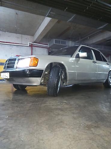 Mercedes-Benz: Barter maraqldir - Kuzov: 4 qapılı sedan, gümüşü rəng - Mühərrik: ön — 4