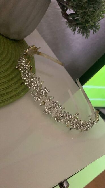 Aksesoari za kosu: Krune sve po 1400din na lalafo.rs — 6 Aksesoari za kosu: Krune sve po 1400din — 6