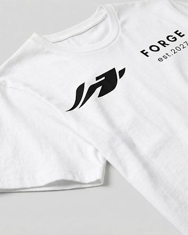 qis geyimleri: Ağ rəngli qısaqoll T‑shirt – FORGE est. 2027 loqolu - Minimalist — 2