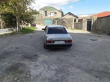 bmw kohnə model: Mercedes-Benz 190E (W201) sedan təqdim olunur. Avtomobil klassik — 4