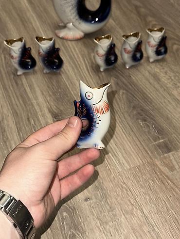 Qab-qacaq və mətbəx ləvazimatları: Porseleyn “Balıq” likyor/araq dəsti - Komplekt: 1 böyük qrafin (balıq — 3