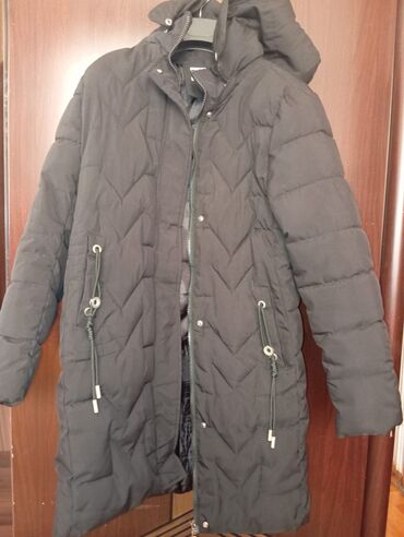 deve yunu: Qadınlar üçün uzun şişmə qış palto - Rəng: qara - Model: kapüşonlu