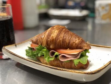 Повара: Шеф повар богатый опыт работы более 12 лет. Работал в Москве элитных — 4