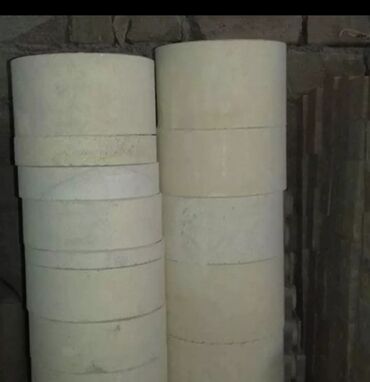 Pilləkən məhəccərləri: Ağ rəngli, müxtəlif formalı və ölçülü dəmir-beton sütunlar. Bu — 7