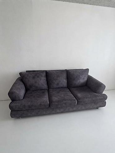 Tünd boz rəngli 3 oturacaqlı divan - Dizayn: Minimalist və müasir