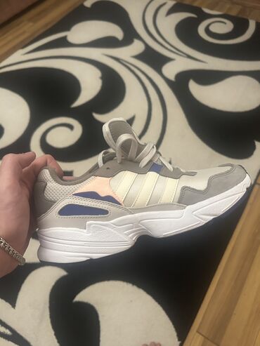 Krossovka ve ketlər: Adidas, Ölçü: 42, rəng - Ağ, Yeni