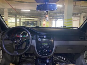 Digər avtomobillər: Ağ rəngdə sedan avtomobil Xüsusiyyətlər: - Kuzov: 4 qapılı sedan, ağ — 20