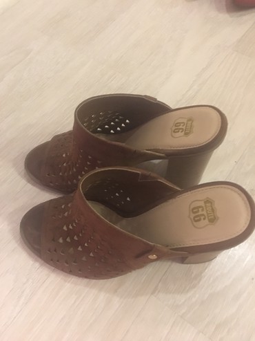 обувь jordan: Продаю клоги на каблуке, новые в отличном состоянии. Носила пару раз