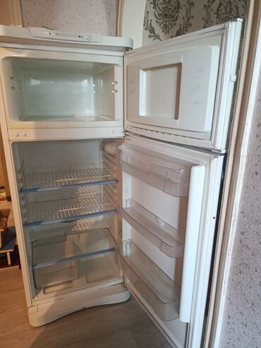 Холодильники: Холодильник Indesit, Двухкамерный, De frost (капельный)