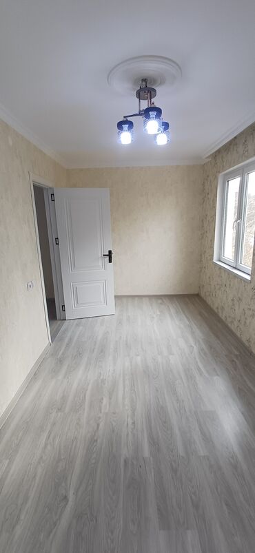 Köhnə tikili: Mənzilin təsviri - Plan: geniş zal, ayrıca yataq otağı, dəhliz və — 3