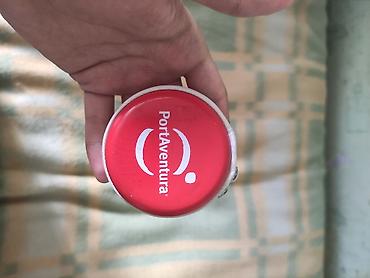 macbook canta: PortAventura loqosu və Coca-Cola yazısı ilə bəzədilmiş dairəvi formada — 2