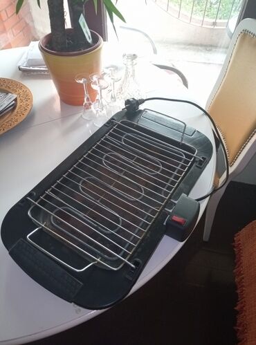 Kuhinjski aparati: Električni roštilj, korišten, ima estetskih tragova koristenja ali