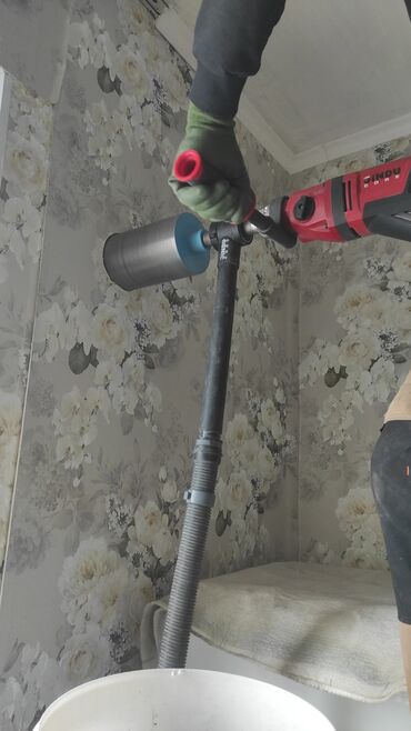 Сверла: Бурильная установка красного цвета с алмазной коронкой. Предназначена — 2