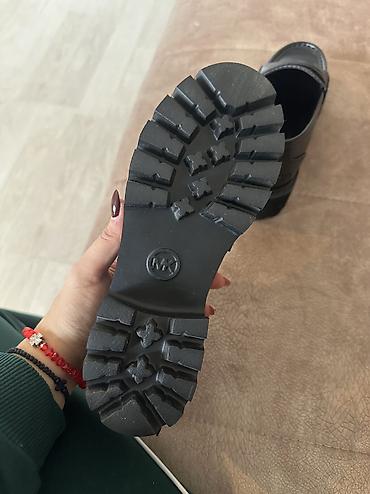 la scarpa obuca: 🖤 Michael Kors mokasine Elegantne crne mokasine sa debljim đonom i — 8