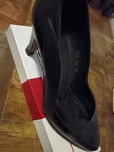 Ostale cipele: Set ženskih cipela – 9 pari 1) Bordo lakovane cipele sa niskom — 5